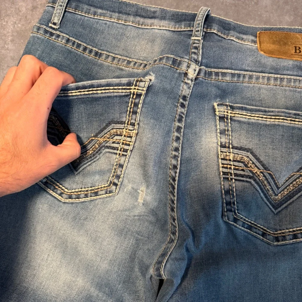 Buckle BKE Tyler Straight Leg Jeans Mens 31L Medium Wash Blue Contrast Stitch